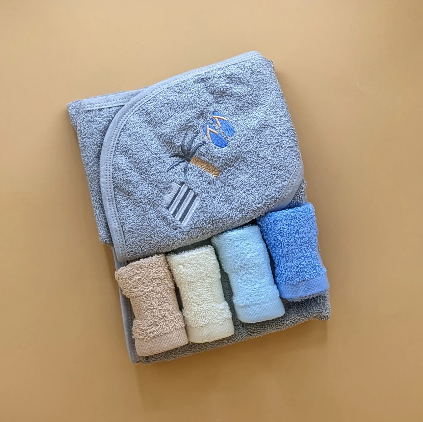 Hooded Bath Towel with 4 Pieces Face Towels - Image 4