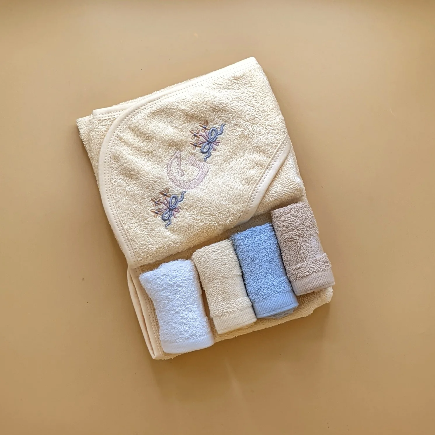 Hooded Bath Towel with 4 Pieces Face Towels - Image 5
