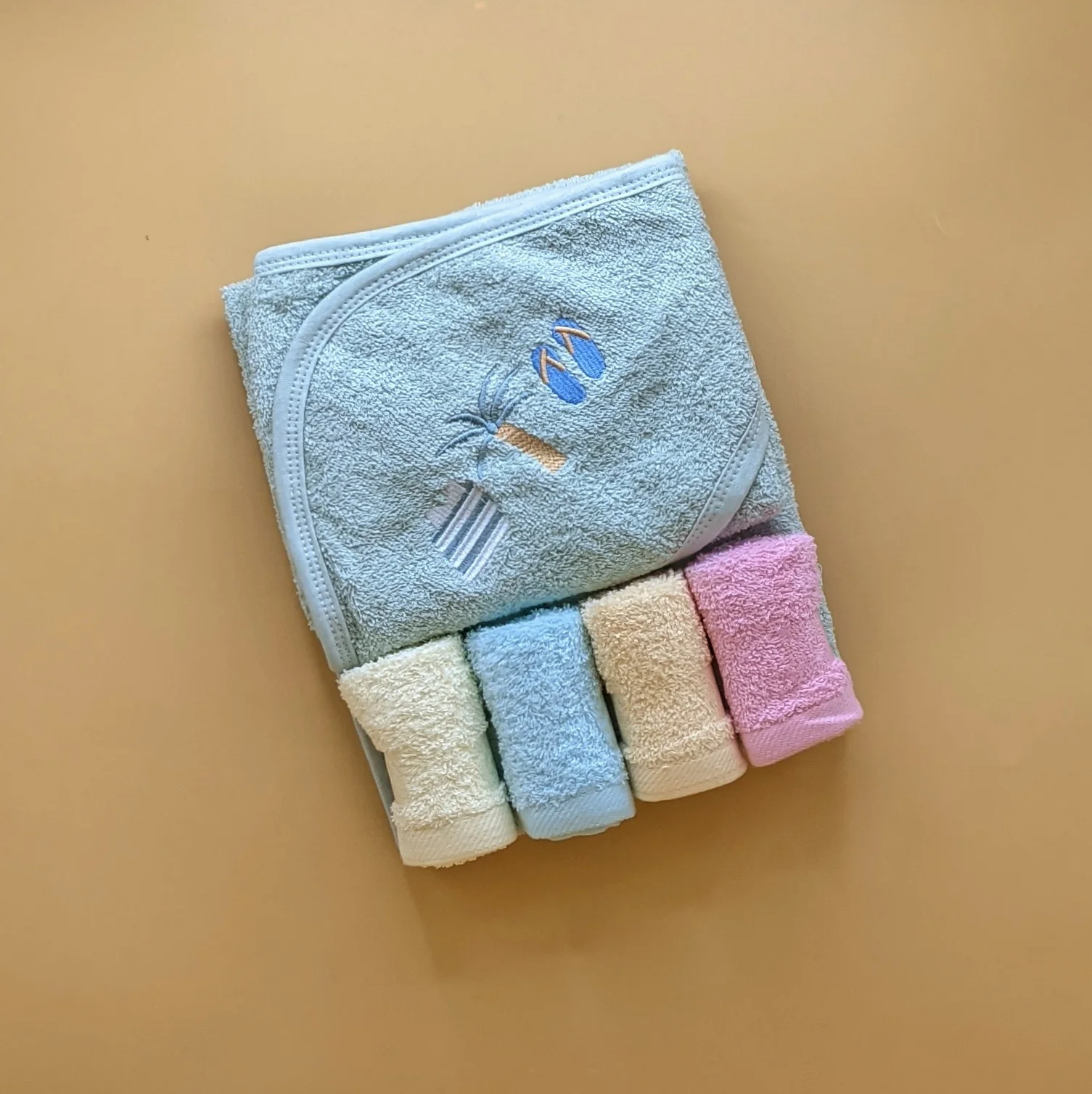Hooded Bath Towel with 4 Pieces Face Towels - Image 6