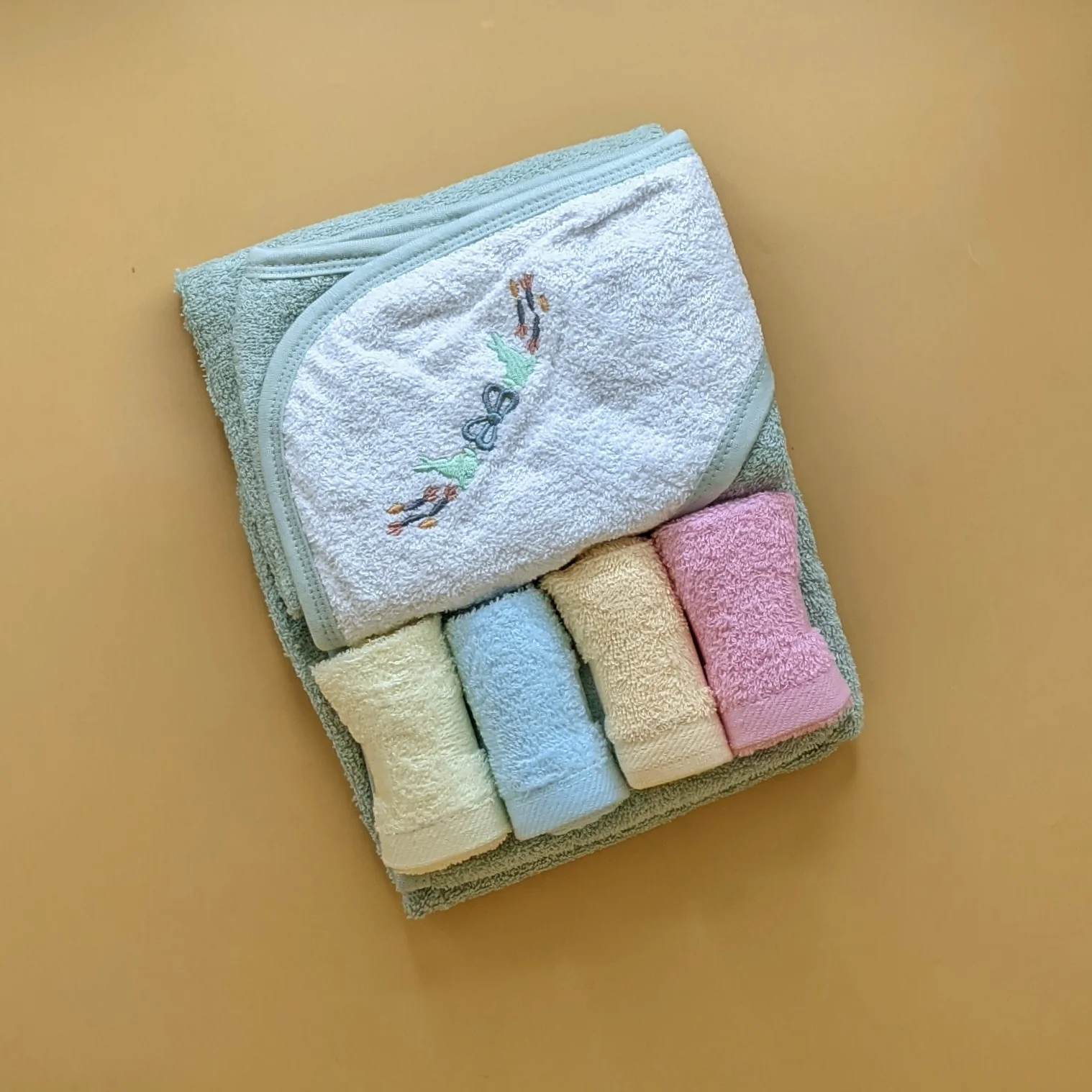 Hooded Bath Towel with 4 Pieces Face Towels - Image 2