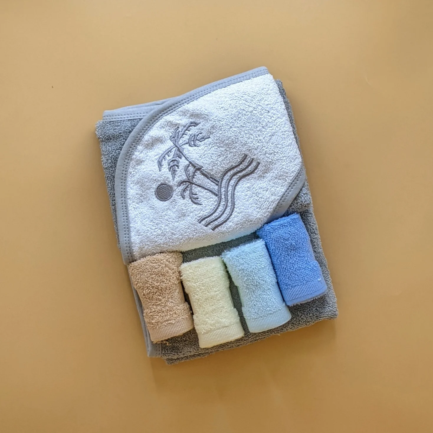 Hooded Bath Towel with 4 Pieces Face Towels - Image 3