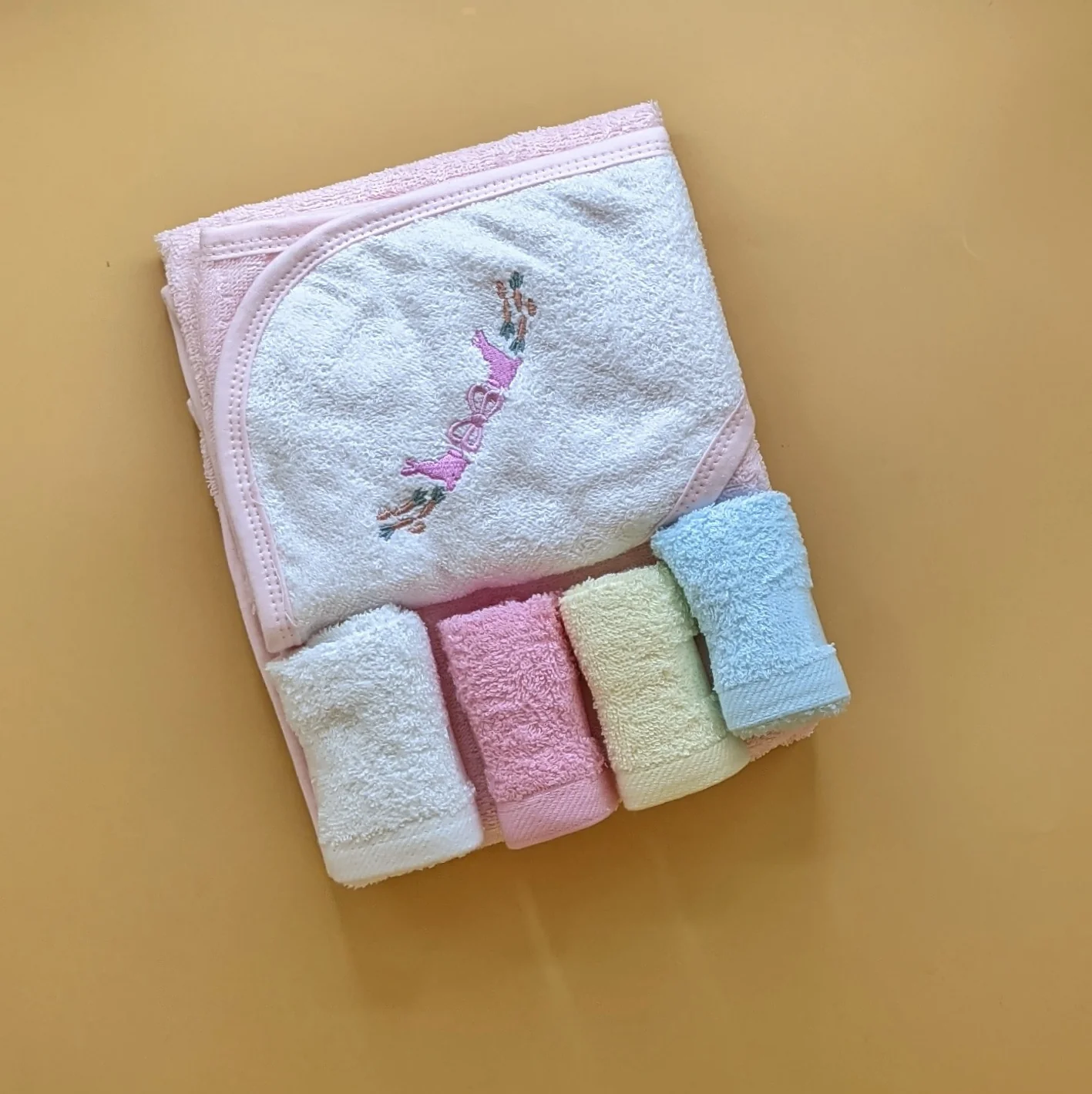 Hooded Bath Towel with 4 Pieces Face Towels - Image 4